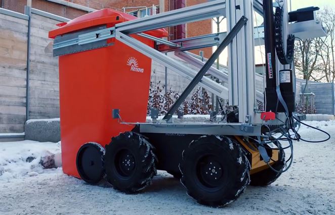 Robota zbierajúceho odpad naviguje dron