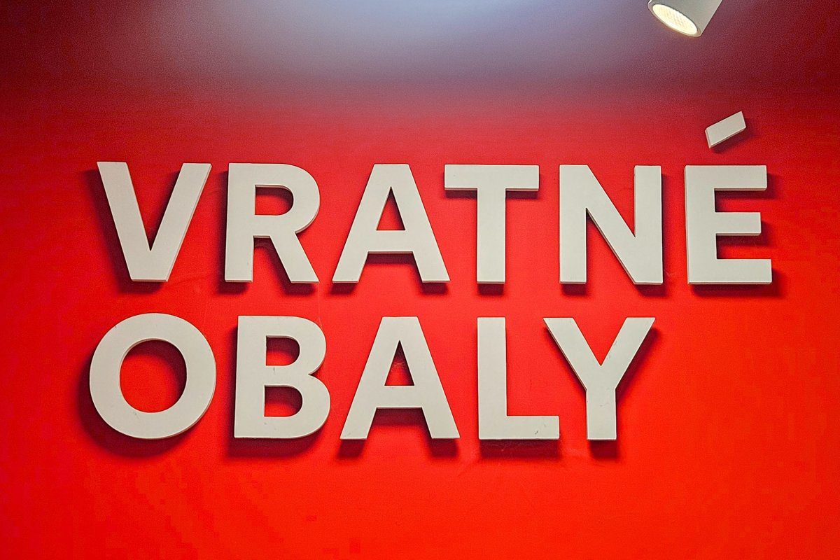 Zvýšilo zálohovanie náklady výrobcom? Prepočet ukazuje rast, má však obmedzenia (TÉMA)