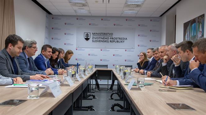 MŽP diskutovalo o zálohovaní PET fliaš