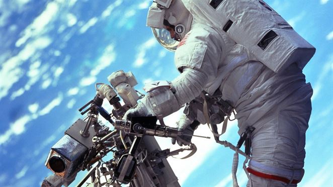 Astronauti môžu získavať potravu z vlastných výkalov, zistili vedci