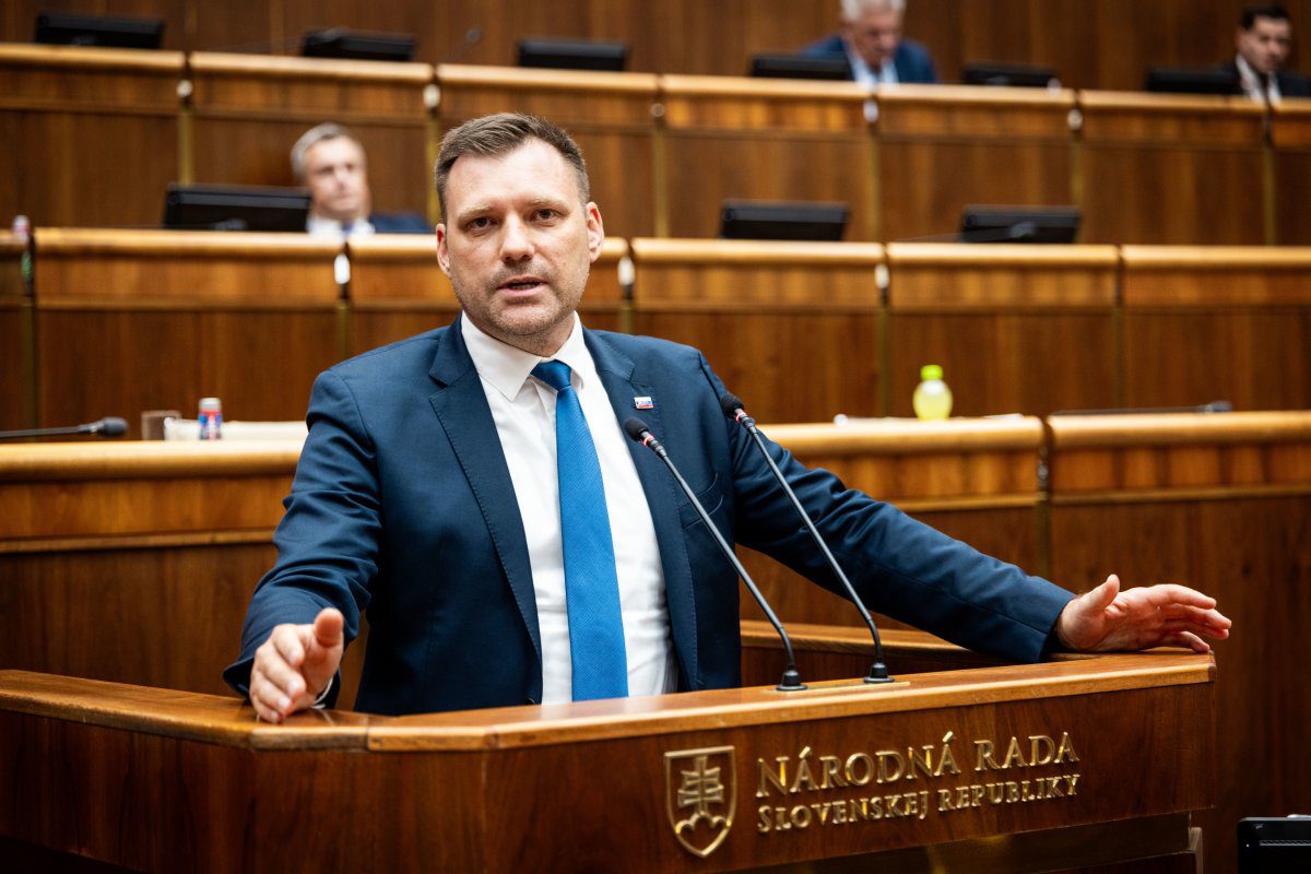 Taraba pri odvolávaní obhajoval rezort. O odpadovej politike nehovoril