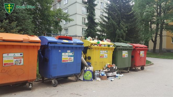 Ústavný súd zamietol návrh ombudsmanky k poplatku za odpad pre dieťa