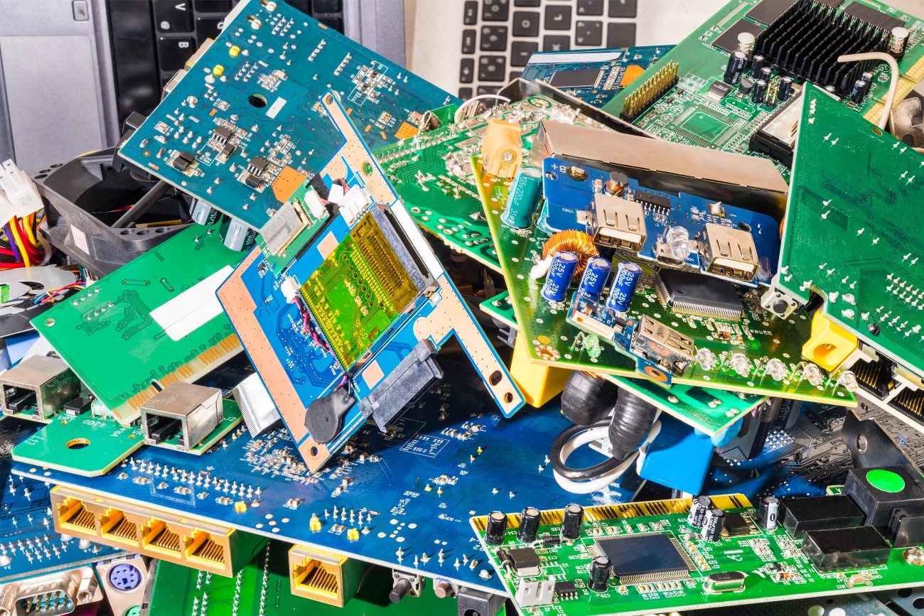 Elektrochémia umožní získavať cenné kovy z elektroodpadu. Štúdia predstavila novú ekonomickú metódu