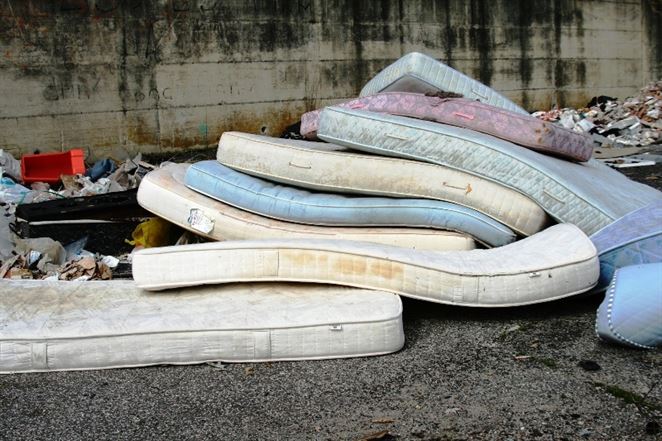 V Anglicku vyvinuli prvé plne automatizované zariadenie na recykláciu matracov