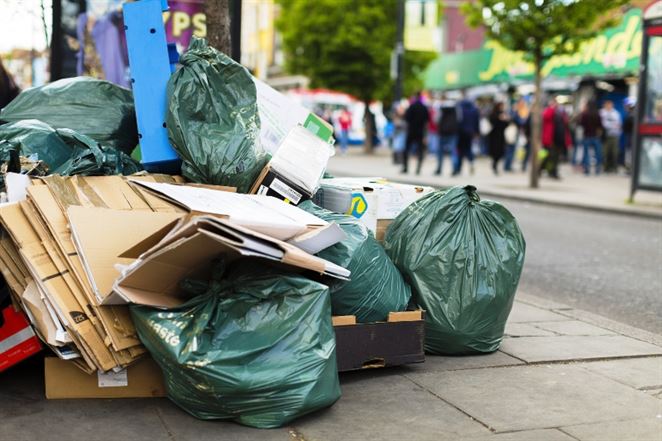 Odvoz odpadu v Paríži kvôli štrajku skolaboval. Odpad sa kopí na uliciach