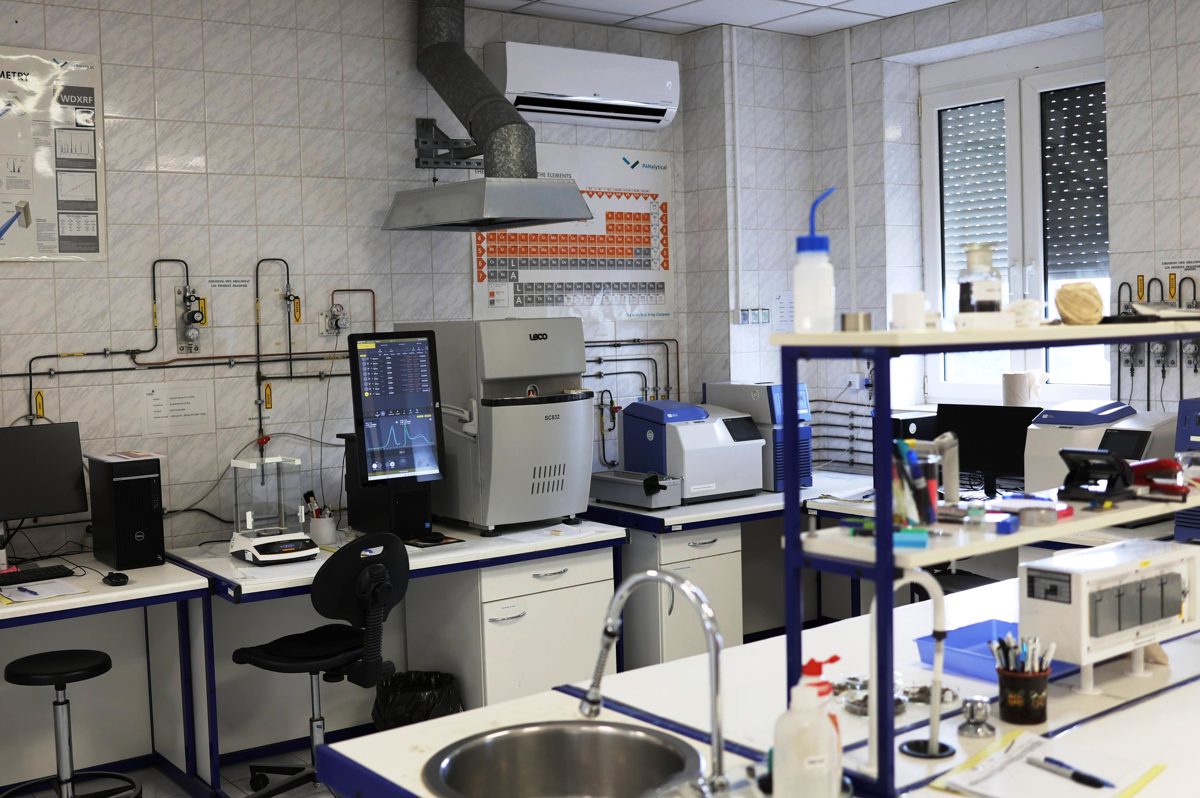 Boli sme v laboratóriu, ktoré testuje odpad. Úprava odpadov si vyžiada špeciálnu skúšku AT4 (+foto)