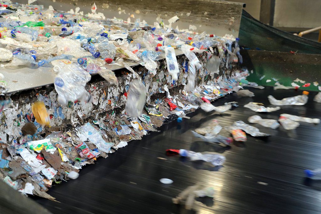 Recyklovaný obsah v PET fľašiach: Komisia otvára dvere chemickej recyklácii