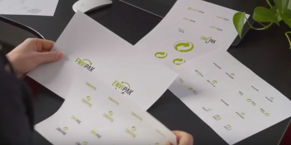 Envi - PAK oslavuje dospelosť. Na osemnáste narodeniny si daroval nové logo