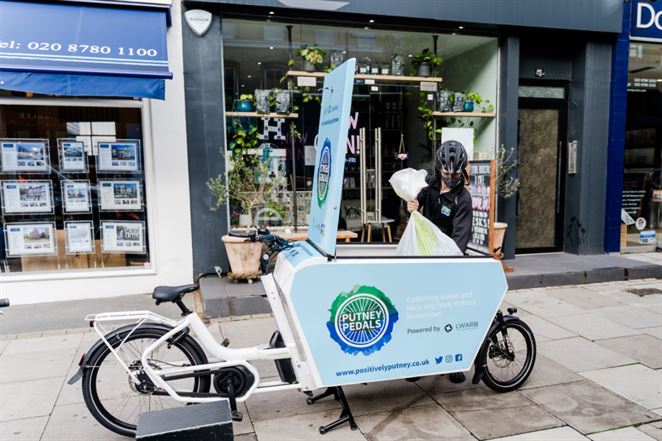 V Londýne zbierajú odpad namiesto smetiarskych áut elektrobicykle