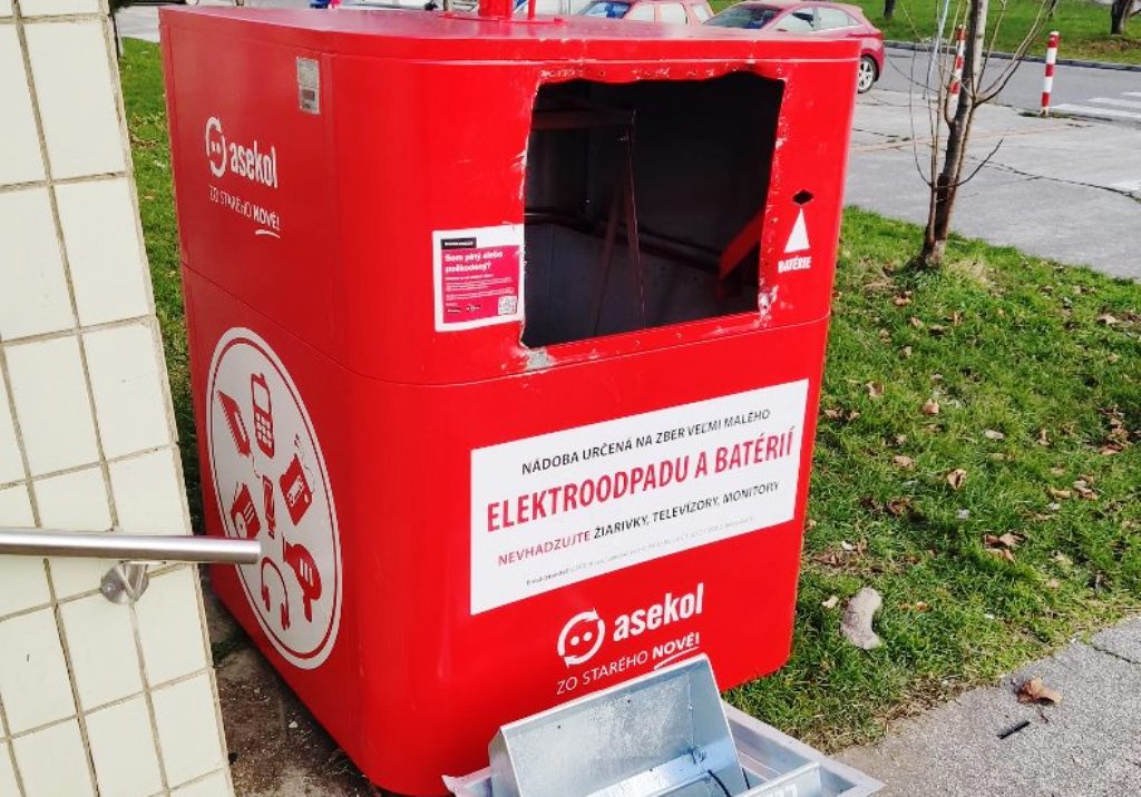 Kontajnery na drobný elektroodpad v Petržalke ničia vandali, štyri museli stiahnuť