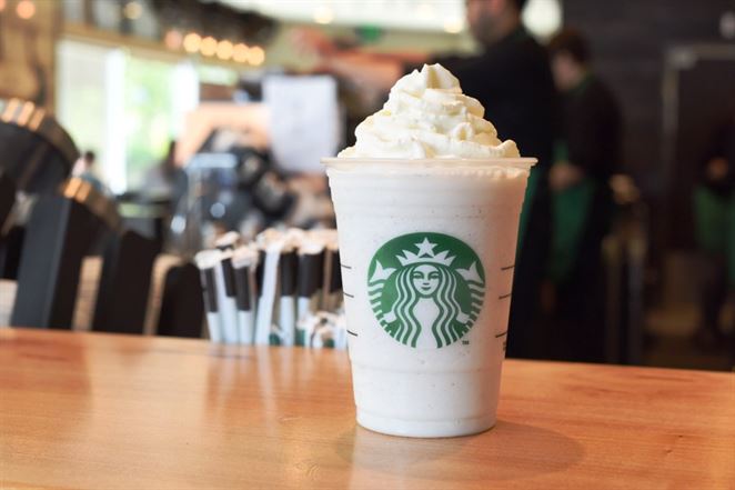 Starbucks spoplatňuje jednorazové poháre, chce tak obmedziť tvorbu odpadu