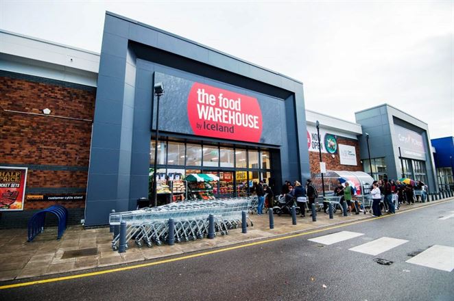 Britský supermarket zavádza uličku bez plastov. Bezobalové ovocie a zeleninu ponúka lacnejšie