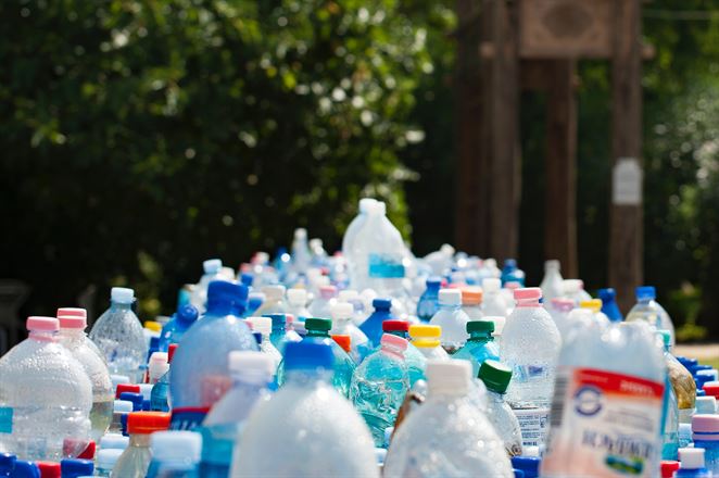 Radikálna schéma v Nórsku, vďaka ktorej recyklujú 97 % plastových fliaš