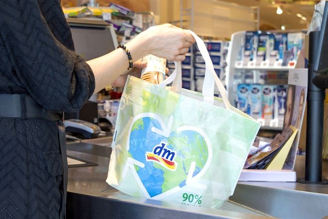 Populárny reťazec drogérií nahrádza jednorazové plastové tašky novou ekologickou