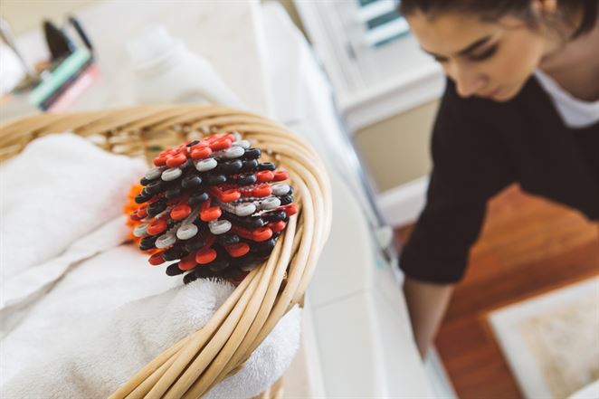 Ako zmierniť znečistenie mikrovláknami? Stačí do práčky umiestniť plastovú loptičku