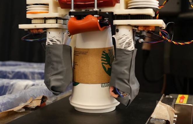 Robot triedi odpad nielen zrakom, ale už aj hmatom 