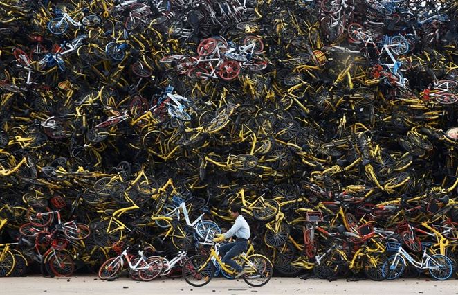 Čínske bicykle sa hromadne menia na kovošrot v zberných dvoroch
