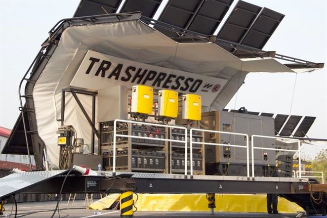 Trashpresso – prvé mobilné recyklačné zariadenie na svete premieňa odpad na dlaždice
