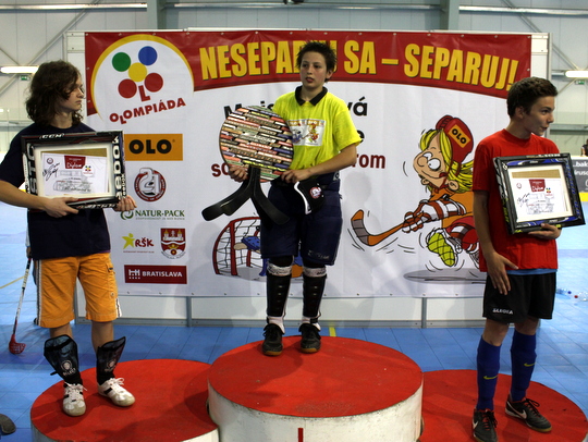 Osemdesiat detí súťažilo na podujatí OLO v hokejbale