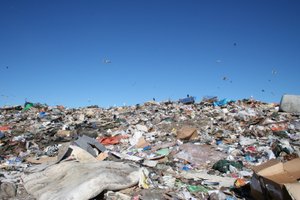 Skládková daň a poplatok za uloženie odpadu v európskom kontexte