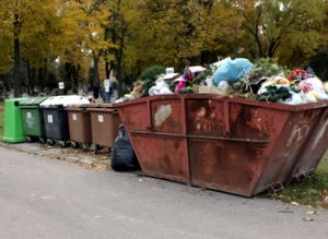 Cirkev odporúča veriacim, aby na hroboch uprednostnili živé kvety pred umelými