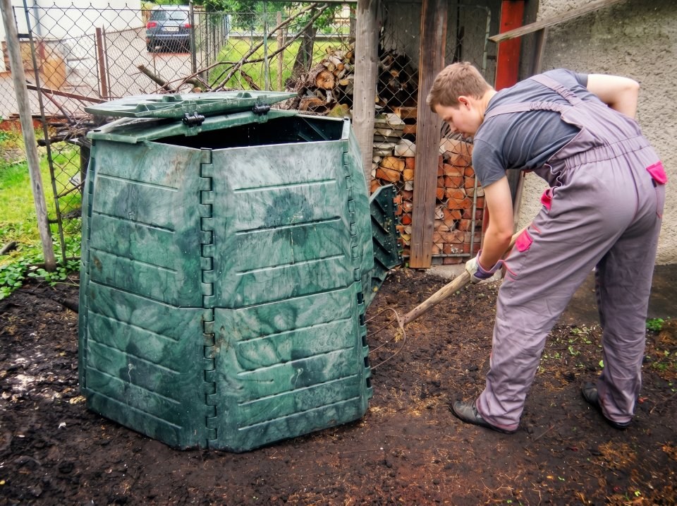 Práca s&nbsp;kompostérom - otvorená spodná časť s vyzretým kompostom
